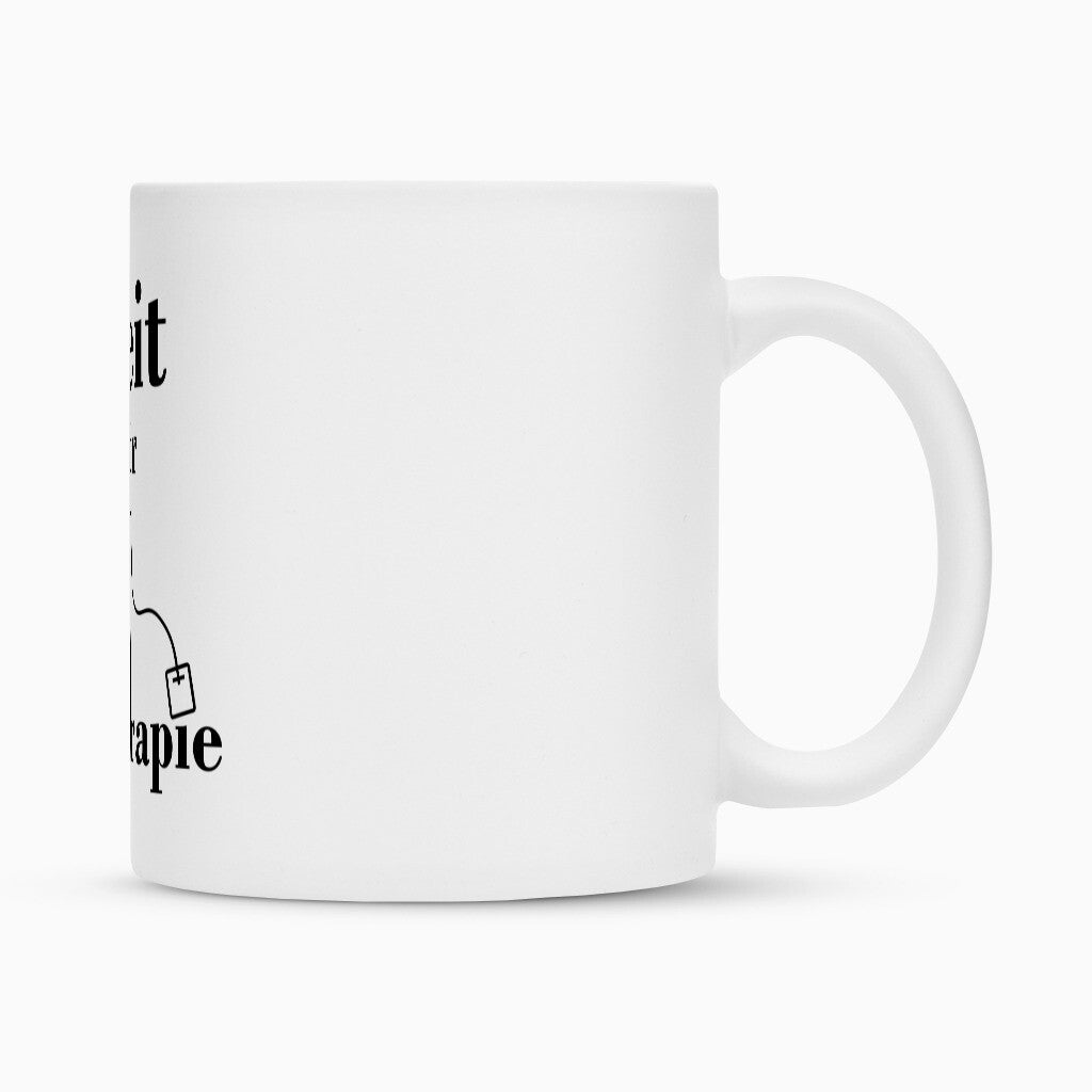 Klassische Tasse für Heißgetränke jeder Art.
• Sublimationstasse mit Duraglaze®-Beschichtung
• Keramik
• Matt-weiß
Handspülung empfohlen. Geschirrspülmaschinen könTasse Zeit für Teerapie