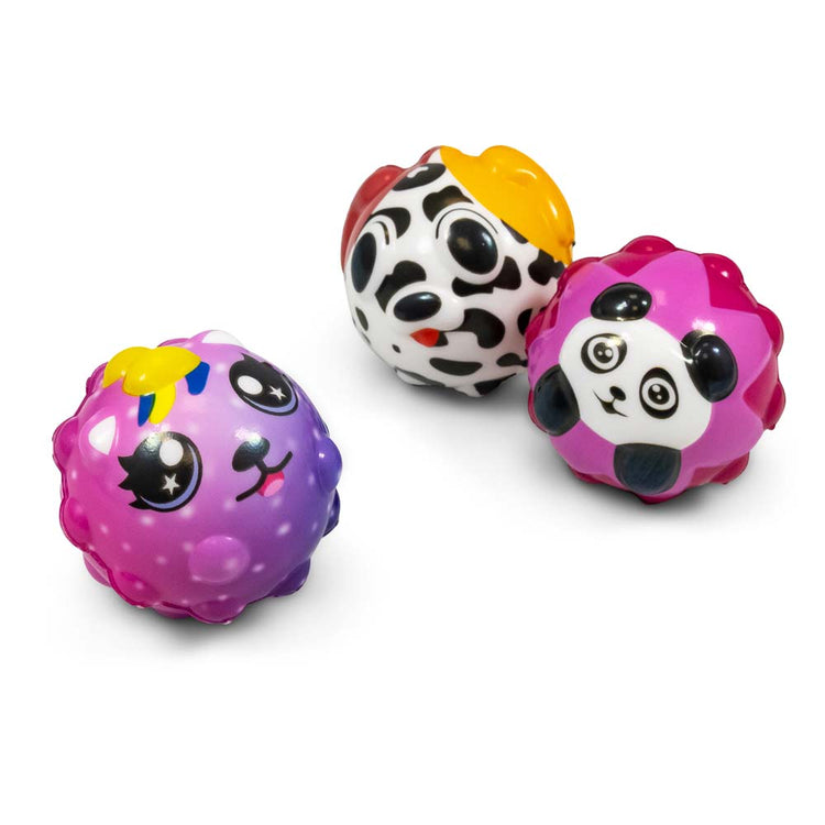 Abgebildet sind drei farbenfrohe Animal High Bounce Balls von www.buyon.at. Jeder Ball hat ein einzigartiges Tierdesign: Einer ist lila und ähnelt einem Lamm, ein anderer ist weiß mit schwarzen Flecken und ähnelt einem Dalmatiner, und der dritte ist rosa mit schwarzen und weißen Markierungen und ähnelt einem Panda. Alle haben große, ausdrucksstarke Augen.