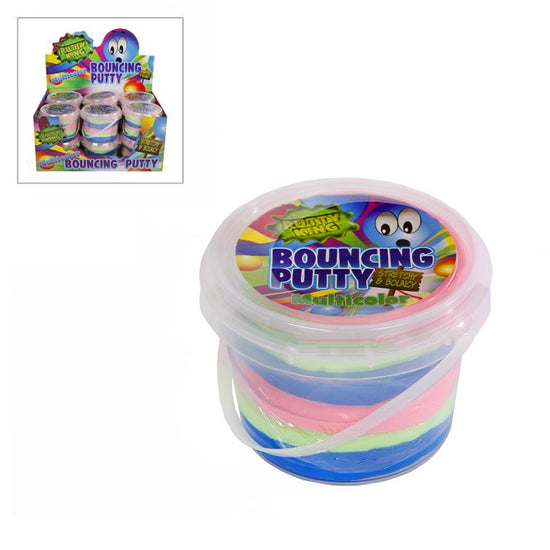 Eine transparente Plastikdose mit buntem Bouncing Putty von www.buyon.at besticht durch einen bezaubernden Batikeffekt. Auf dem Deckel befindet sich ein Etikett mit „Bouncing Putty“ und einem Cartoon-Gesicht. In der oberen linken Ecke ist eine Verkaufsvitrine mit mehreren Dosen desselben Bouncing Putty-Produkts zu sehen.