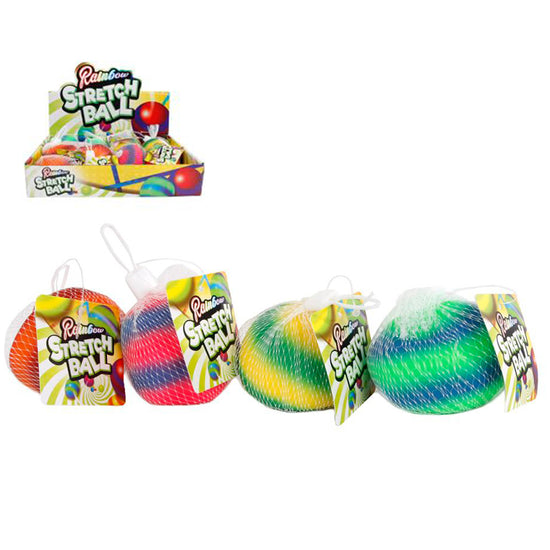 Ein Bild, das vier „Bunter Stretch Ball, 7 cm“-Spielzeuge von www.buyon.at in leuchtenden Regenbogenfarben zeigt, darunter Rot, Gelb, Grün und Blau. Jeder Ball ist mit einem Etikett mit dem Produktnamen verpackt. In der oberen linken Ecke ist eine Displaybox mit mehreren Stretchbällen zu sehen.