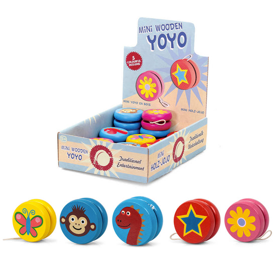 In einer geöffneten Displaybox mit der Aufschrift „Buntes Mini-Yoyo aus Holz“ von www.buyon.at sind fünf bunte Yo-Yos untergebracht. Vor der Box sind fünf Yo-Yos mit bunten Motiven zu sehen: gelb mit Schmetterling, blau mit Affe, rot mit Dinosaurier, rot mit Stern und rosa mit Blume.