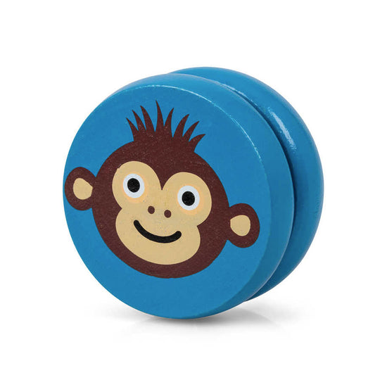 Ein buntes Mini-Yoyo aus Holz von www.buyon.at, mit einem Cartoon-Affengesicht auf jeder Seite. Der Affe hat ein dunkelbraunes Gesicht mit hellbraunen Akzenten und großen runden Augen und einen fröhlichen Ausdruck. Das für seine bunten Designs bekannte Yo-Yo wird in ruhender Position auf der Seite stehend gezeigt.