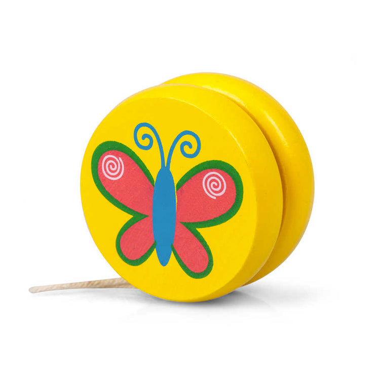 Wir präsentieren das Buntes Mini-Yoyo aus Holz von www.buyon.at: ein hölzernes Jo-Jo mit einem leuchtend gelben Körper, der mit einem farbenfrohen Schmetterlingsdesign verziert ist. Der Schmetterling hat rosa Flügel mit roten und grünen Details und einen blauen Körper. Was seinen Charme noch verstärkt, ist, dass die Schnur des Buntes Mini-Yoyo teilweise sichtbar ist.