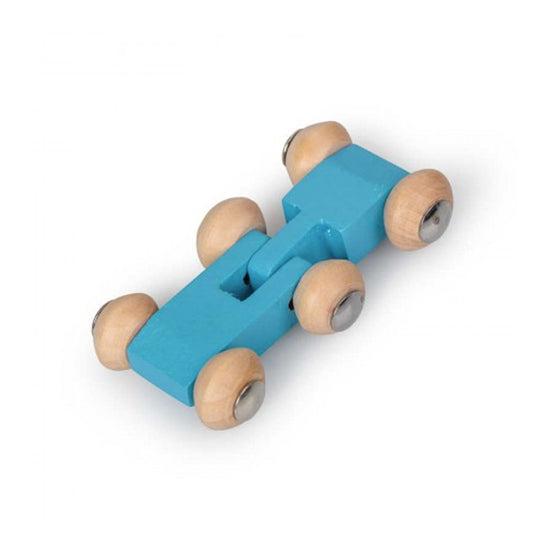 Ein kleines, minimalistisches Holzspielzeugauto, blau lackiert, mit natürlichen Holzrädern, wobei jedes Rad eine silberne Mitte hat. Das Holzspielzeug Click Clack Track (FSC) von www.buyon.at besticht durch ein einfaches, stromlinienförmiges Design und ist vor einem weißen Hintergrund fotografiert. Perfekt für die Entwicklung feinmotorischer Fähigkeiten.