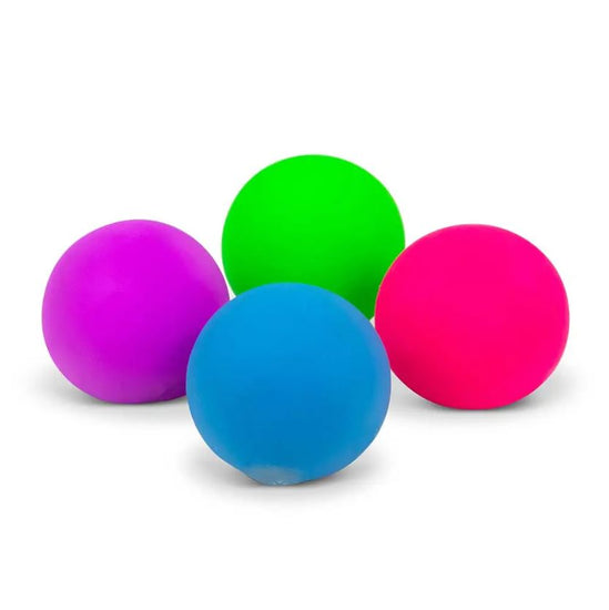 Vier bunte Emotions Squish Balls von www.buyon.at sind dicht an dicht auf weißem Untergrund angeordnet. Die Bälle sind lila, blau, neongrün und neonpink. Sie haben eine glatte Textur und eine matte Oberfläche, perfekt für die sensorische Stimulation.