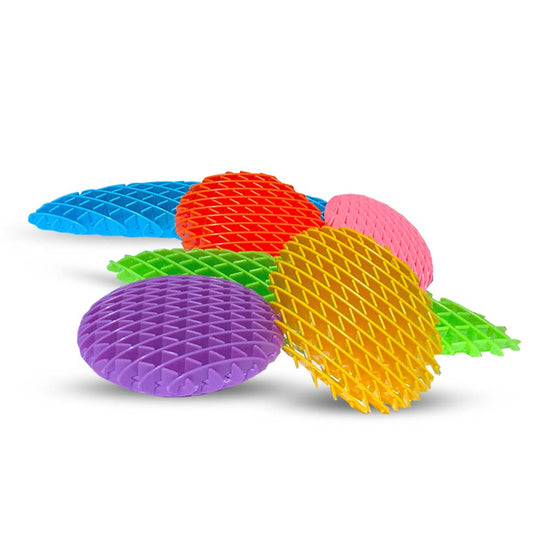 Ein verstreuter Haufen Fidget Elastic Mesh-Scheiben von www.buyon.at, jede mit einem Durchmesser von 10 cm, zeigt eine Vielzahl von Formen und Farbtönen – blau, rot, rosa, grün, gelb und lila. Diese bunten Scheiben weisen ein gitterartiges Oberflächenmuster auf, das sensorischem Spielzeug ähnelt, was ihre visuelle und taktile Attraktivität verstärkt.