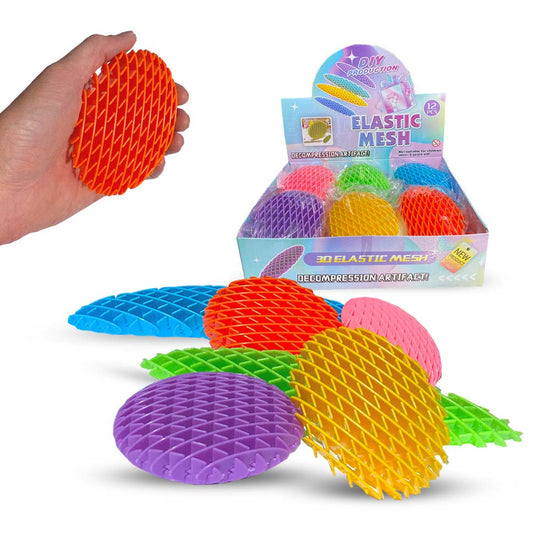 Eine Hand hält ein orangefarbenes, ovales Fidget Elastic Mesh-Spielzeug (10 cm). Im Hintergrund ist eine offene Schachtel zu sehen, in der mehrere andere bunte Mesh-Spielzeuge in Blau, Grün, Lila, Gelb und Pink ausgestellt sind. Auf der Schachtel steht „DIY Fidget Elastic Mesh“ und „Decompression Artifact“, perfekt als sensorisches Spielzeug von www.buyon.at.