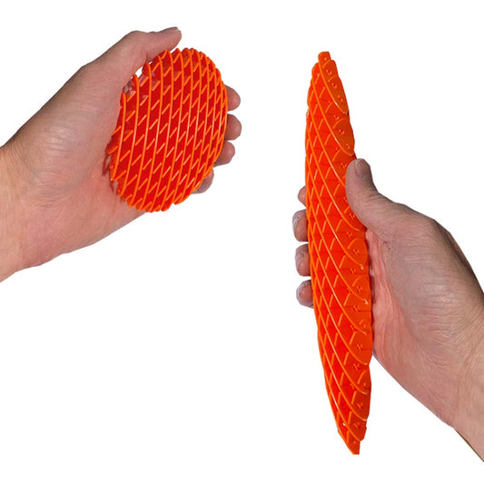 Zwei Hände halten orange Küchenhelfer mit einer flexiblen, waffelartigen Textur. Das Objekt links ist scheibenförmig, während das rechte einem Fidget Worm ähnelt und der Beschreibung des Fidget Elastic Mesh von www.buyon.at entspricht und 10 cm misst. Diese Werkzeuge scheinen biegsam zu sein und aus Silikon oder einem ähnlichen Material zu bestehen und ähneln sensorischem Spielzeug.