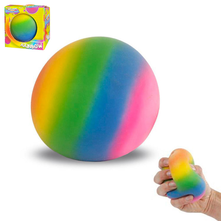 Ein runder, regenbogenfarbener Fidget Rainbow Squeezeball in Box von www.buyon.at, sowohl in seiner Verpackung als auch beim Drücken mit der Hand. Der Ball weist kräftige Farbverläufe auf. Er ist perfekt zum Stressabbau geeignet und kann auch dabei helfen, motorische Fähigkeiten zu verbessern. Auf der Verpackung ist in fettem Text „RAINBOW“ zusammen mit einem Bild des Balls deutlich zu sehen.