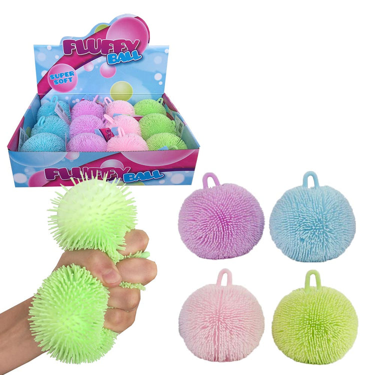 In einem Display von www.buyon.at mit der Aufschrift „Fluffy Quetschball Pastell, 9 cm“ sind verschiedene pastellfarbene, strukturierte Bälle mit der Aufschrift „Super Soft“ zu finden. Zu sehen ist eine Hand, die einen grünen, flauschigen Quetschball drückt. Vier einzelne, flauschige Bälle in den Pastellfarben Grün, Rosa, Blau und Lila mit jeweils befestigten Schlaufen sind separat abgebildet. Diese eignen sich hervorragend zur Förderung der Entspannung und zur Verbesserung der Feinmotorik.