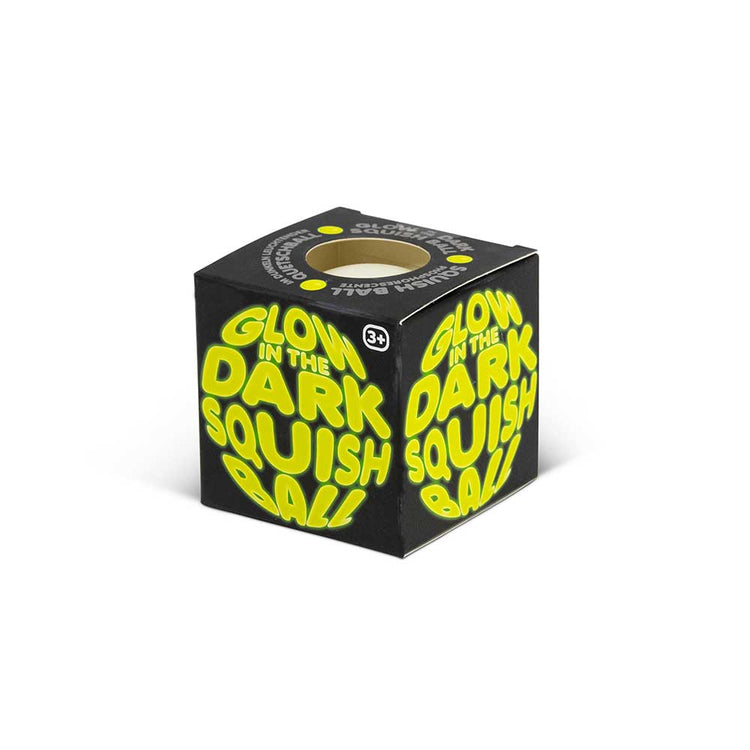 Der „Glow in Dark Squish Ball“ von www.buyon.at ist in einer überwiegend schwarzen Box verpackt, die auf mehreren Seiten mit leuchtend gelbem Text akzentuiert ist, der den Produktnamen zeigt. Ein kleines rundes Fenster an der Oberseite ermöglicht es Ihnen, dieses Zappel- und Sensorikspielzeug im Inneren zu sehen. Die Verpackung enthält außerdem eine Altersempfehlung von 3+.