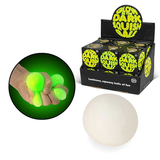 Eine Schachtel mit der Aufschrift „Glow in Dark Squish Ball“ von www.buyon.at ist mit mehreren grünen Bällen abgebildet. Ein Einschub zeigt eine Hand, die ein leuchtend grünes Zappel- und Sensorikspielzeug drückt. Unter dem Einschub befindet sich ein einzelner weißer Stressball. Der Text auf der Schachtel lautet: „Leuchtende, quetschbare Bälle voller Spaß.“