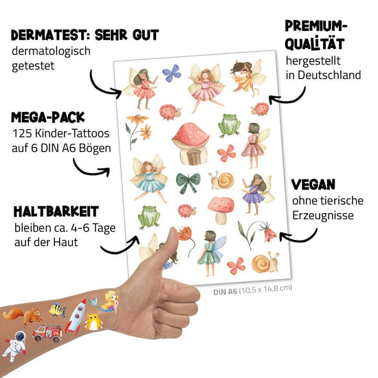 Ein Marketingbild für HAPPY TATTS, Kinder-Tattoos „Märchen“ (48 Stk.) von www.buyon.at. Eine Hand zeigt einen nach oben gestreckten Daumen, der mit verschiedenen kleinen Tattoos auf dem Arm verziert ist. Das Bild hebt wichtige Merkmale hervor: dermatologisch getestet, Premiumqualität aus Deutschland, vegan, langanhaltend (4-6 Tage) und erhältlich im 125er-Megapack.