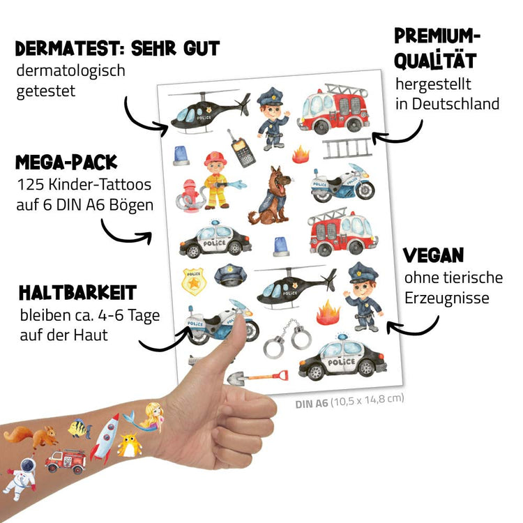 Eine Hand geschmückt mit HAPPY TATTS, Kinder-Tattoos „Tatü-Tata“ von www.buyon.at, mit 48 hochwertigen Motiven von Polizisten, Feuerwehrautos, Hubschraubern, Robotern und verschiedenen Spielzeugmotiven. Diese Tattoos sind hautfreundlich, vegan und für ihre Langlebigkeit bekannt.