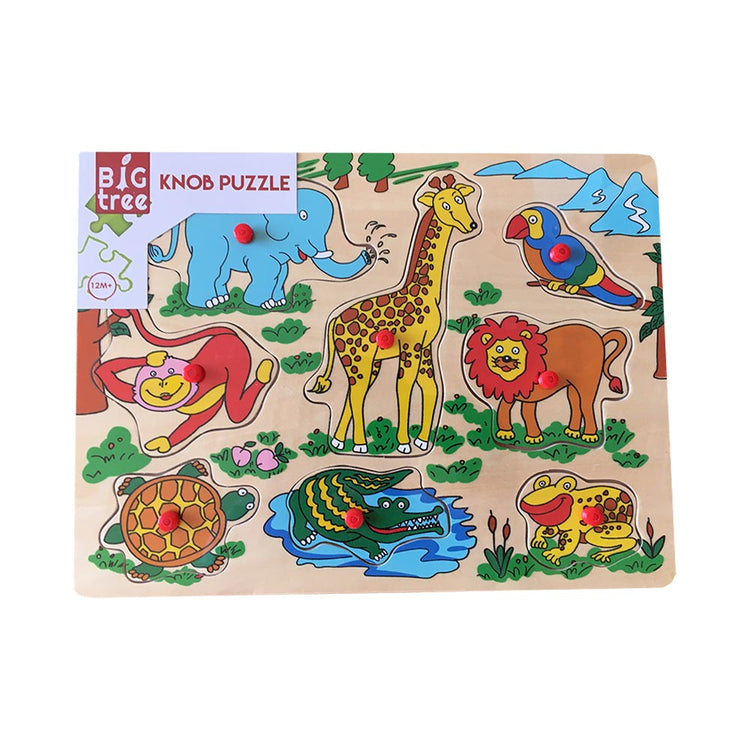 Das Holz-Puzzle: Tiere von www.buyon.at ist ein farbenfrohes Holzknaufpuzzle mit Cartoon-Illustrationen verschiedener Tiere, darunter Elefant, Giraffe, Affe, Löwe, Schildkröte, Alligator, Vogel und Fisch. Jedes Teil hat einen kleinen roten Knauf zur einfachen Handhabung. Perfekt für Kleinkinder, um die Hand-Augen-Koordination zu entwickeln. In der oberen linken Ecke steht „Großes Baum-KNOPFPUZZLE“.