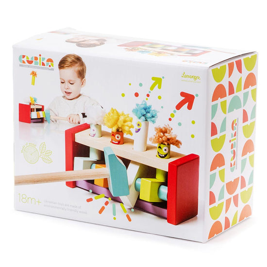 Eine bunte Schachtel zeigt die Holzspielzeug Jumping Сlowns von www.buyon.at für Kinder ab 18 Monaten. Das Set enthält verschiedene geometrische Holzformen und einen kleinen Hammer, ideal für die Entwicklung der Feinmotorik. Auf der Schachtel ist ein lächelndes Kind abgebildet, das mit dem Holzspielzeugset spielt, umgeben von lebendigen Mustern und verspielten Illustrationen.