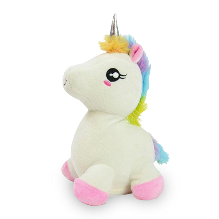 Das Labertier Einhorn von www.buyon.at ist ein weiches, weißes Plüsch-Einhorn mit einem glänzenden silbernen Horn, regenbogenfarbener Mähne und Schweif sowie rosa Hufen. Dieses süße Spielzeug sitzt aufrecht, hat ein kleines, zufriedenes Lächeln und große, ausdrucksstarke schwarze Augen, die durch rosa Röte auf den Wangen akzentuiert sind. Es ist perfekt für Kinder, die kuschelige Gefährten lieben.