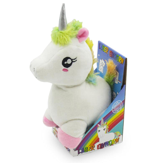 In einer Schachtel sitzt ein weißes Plüsch-Einhorn mit grün-gelber Mähne, Regenbogenschwanz, rosa Hufen und silbernem Horn. Die Schachtel ist mit bunten Regenbogenmotiven und dem Text „Labertier Einhorn“ versehen. Dieses süße Spielzeug aus der Kinderserie www.buyon.at hat große, ausdrucksstarke Augen.