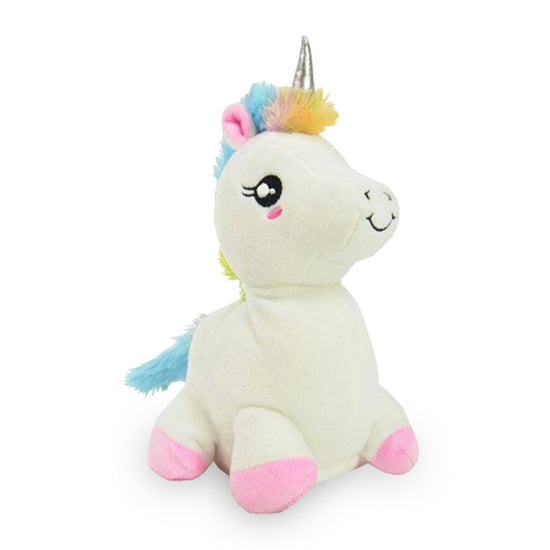 Das Labertier Einhorn von www.buyon.at sitzt aufrecht vor einem weißen Hintergrund. Dieses Plüschtier ist überwiegend weiß, mit rosa Hufen, einer blauen Mähne und regenbogenfarbenem Fell in der Nähe der Ohren. Es hat ein silbernes Horn, rosige Wangen, große gestickte Augen und einen kleinen, lächelnden Mund – damit ist es der perfekte Begleiter für jedes Kind.