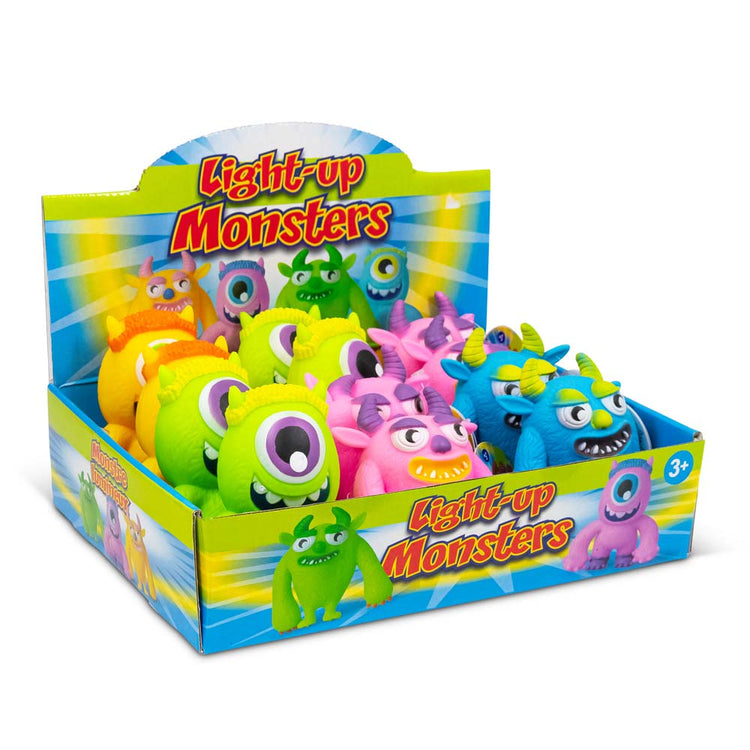 Eine Displaybox von www.buyon.at enthält mehrere farbenfrohe, leuchtende Monsterspielzeuge mit der Aufschrift „Squeeze Light Up Monster“. Die Box zeigt verschiedene leuchtende und skurrile Monsterdesigns, jedes mit einzigartigen Merkmalen wie einem Auge oder mehreren Hörnern. Diese leuchtenden Monster sind perfekt für Kinder ab 3 Jahren.