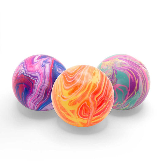 Drei Marble Squish Balls von www.buyon.at sind auf weißem Hintergrund abgebildet. Jeder Ball weist ein einzigartiges Wirbelmuster in leuchtenden Farben wie Pink, Lila, Orange, Gelb, Blau und Grün auf. Der schöne Marmoreffekt ist nicht nur optisch ansprechend, sondern bietet auch eine taktile Stimulation.