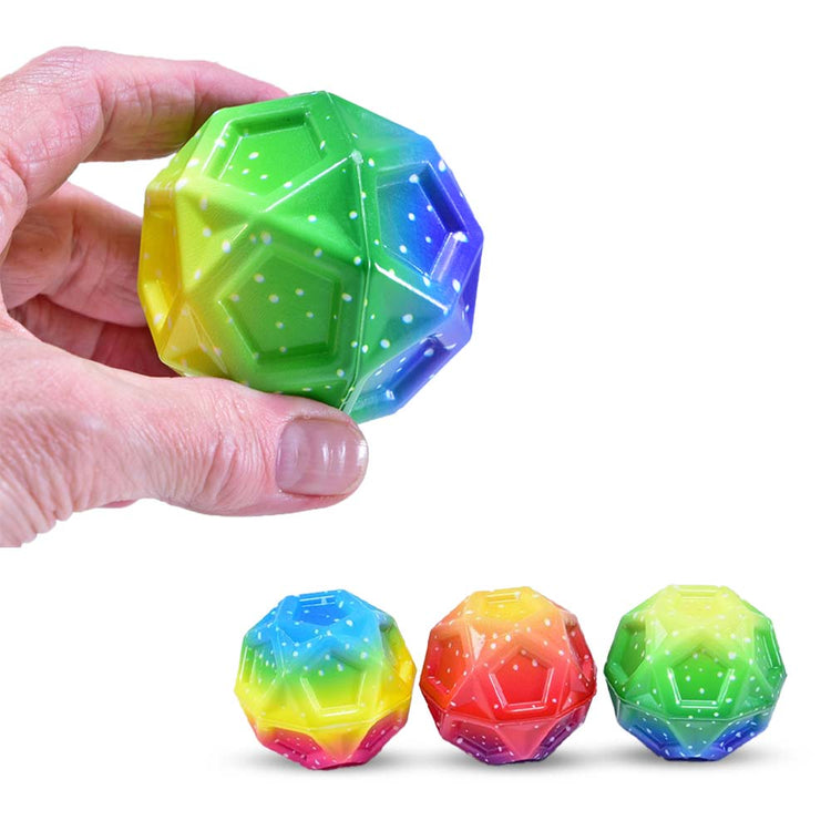 Eine Hand hält einen bunten, dodekaederförmigen Mega High-Bounce Ball, GEO von www.buyon.at, mit einem Farbverlaufsmuster aus Gelb, Grün, Blau und Lila mit weißen Punkten. Darunter sind drei ähnliche Bälle mit verschiedenen Farbverläufen in den Farben Gelb, Grün, Blau, Rot und Lila abgebildet. Dieses Spielzeug für Kinder bietet eine robuste Konstruktion für endlosen Spielspaß.