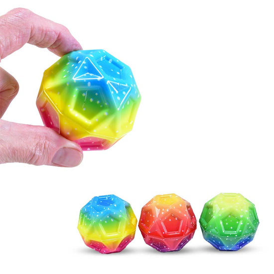 Eine Hand hält einen Mega High-Bounce Ball, GEO von www.buyon.at, und präsentiert sein farbenfrohes geometrisches 3D-Design mit glänzender Oberfläche und erhabenen Abschnitten. Darunter sind drei ähnliche sensorische Bälle in Regenbogenfarbverlauf zu sehen. Jedes Spielzeug für Kinder in Dodekaederform verfügt über strukturierte Oberflächen und eine robuste Konstruktion, die endlosen Spaß und Haltbarkeit gewährleistet.