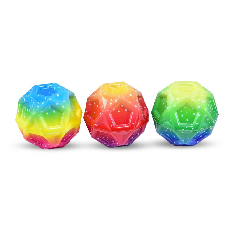 Erleben Sie den lebendigen Mega High-Bounce Ball GEO von www.buyon.at! Dieses Set enthält drei farbenfrohe und geometrische High-Bounce-Bälle mit einzigartigen Farbverläufen. Der linke Ball zeigt einen auffälligen Regenbogenverlauf von Gelb über Blau zu Pink. Der mittlere Ball besticht durch einen dynamischen Farbverlauf von Rot zu Gelb mit weißen Sprenkeln, während der rechte Ball einen wunderschönen Farbverlauf von Grün zu Blau mit Sprenkeln aufweist – ein perfektes Spielzeug für Kinder.