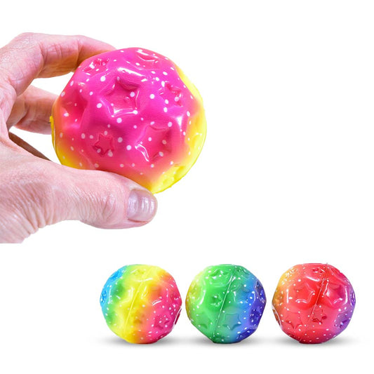 Eine Hand hält einen leuchtend rosa-gelben Mega High-Bounce-Ball, STARS von www.buyon.at mit einem Stern- und Punktmuster. Darunter sind drei weitere Mega High-Bounce-Bälle: Regenbogen, grün und gelb und rosa und gelb, alle mit demselben Muster, die ihre robuste Konstruktion als lustiges Spielzeug für Kinder zur Schau stellen.