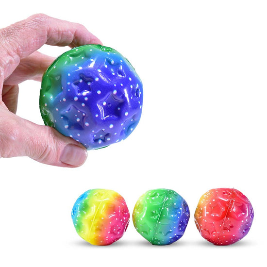 Eine Hand hält einen bunten Stressball in einer Mischung aus Blau, Grün und Lila mit winzigen weißen Flecken. Darunter sind drei weitere Stressbälle aufgereiht: ein Mega High-Bounce Ball in Regenbogenfarbverlauf von www.buyon.at, ein grüner mit einigen blauen Details und ein weiterer in Rot, Rosa und Gelb – ideales Spielzeug für Kinder.