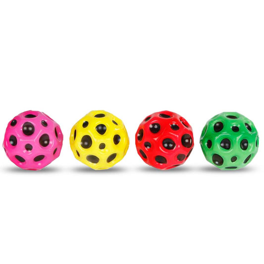 Vier neonfarbene Mega High-Bounce-Bälle von www.buyon.at, die jeweils ein markantes sechseckiges Loch aufweisen, sind nebeneinander aufgereiht. Die Bälle sind von links nach rechts in den Farben Pink, Gelb, Rot und Grün gefärbt. In den robusten und langlebigen größeren Bällen sind jeweils kleine schwarze Bälle zu sehen.