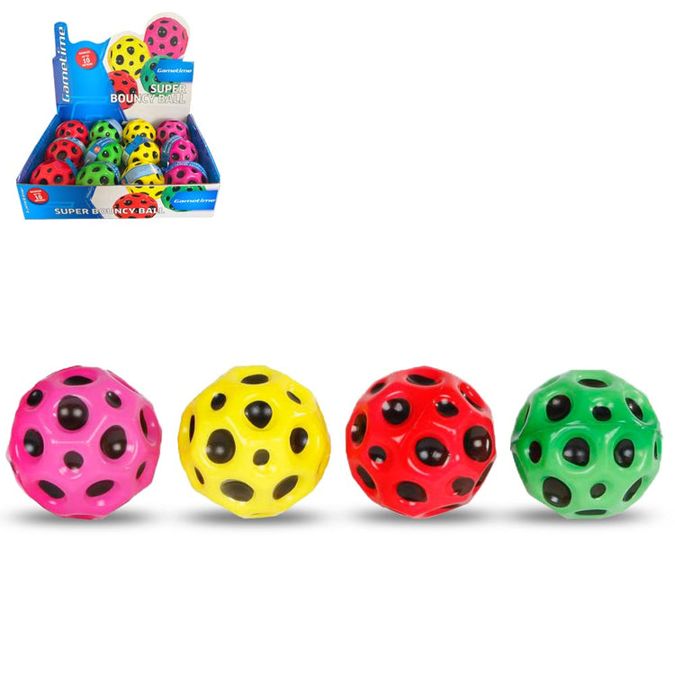 Bild von vier Spielbällen, jeder mit bunter Grundfarbe (rosa, gelb, rot und grün) und schwarzen Punkten. Im Hintergrund ist eine Displaybox mit der Aufschrift „Mega High-Bounce Ball, neon“ von www.buyon.at zu sehen, die mehrere Bälle mit gleichem Motiv enthält.