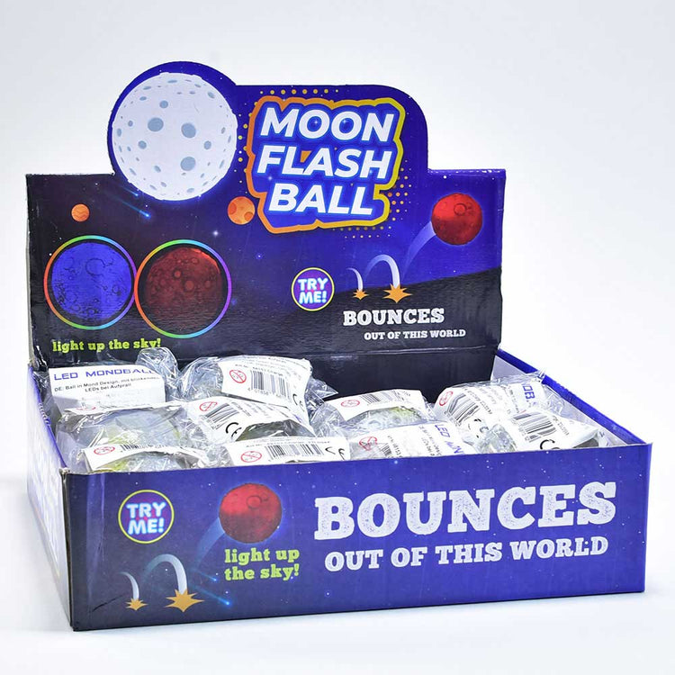 Eine Displaybox enthält mehrere verpackte blinkende Bälle mit Mondmotiven der Marke „Mondball, Bounce Ball mit LED“ von www.buyon.at. Die Box trägt die Slogans „Bounces Out of This World“ und „Light up the sky!“ sowie Grafiken des Mondes und LED-Lichter und ist damit perfekt für alle, die ein einzigartiges Fidget-Toy-Erlebnis suchen.