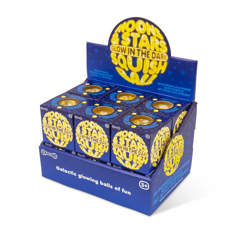 Displaybox mit mehreren „Moons & Stars Squish Balls“ von www.buyon.at, in blauer Verpackung mit gelbem Text und der Aufschrift „galaktisch leuchtende Spaßbälle“. Jeder Stressabbauball, geeignet für Kinder ab 3 Jahren, enthält ein Zappelelement und ist so konzipiert, dass er im Dunkeln leuchtet.