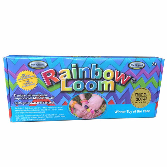 Eine farbenfrohe Box des Original Rainbow Loom Starter-Sets von www.buyon.at mit lebendigen Chevron-Mustern. Auf der Vorderseite steht in bunten Buchstaben „Rainbow Loom“ und die Auszeichnung als „Spielzeug des Jahres“ bei Toty 2014. Das Set enthält Gummibänder, ist für Kinder ab 8 Jahren geeignet und fördert die Kreativität beim Basteln von Accessoires.