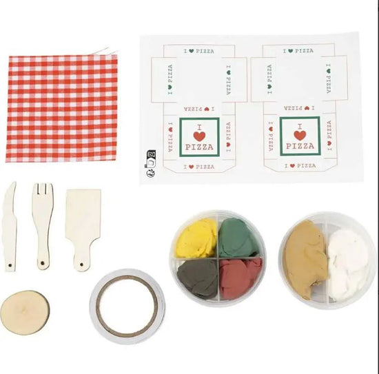 Erleben Sie fantasievolles Spielen mit dem Mini-Kreativ-Set „Pizza“ von www.buyon.at: Dieses entzückende Spielzeug-Pizza-Backset enthält Holzutensilien, zwei runde Behälter gefüllt mit gelber, grüner, roter und weißer Knete, ein rot-weiß kariertes Tuch, Pizzakarton-Ausschnitte und eine Rolle Klebeband.