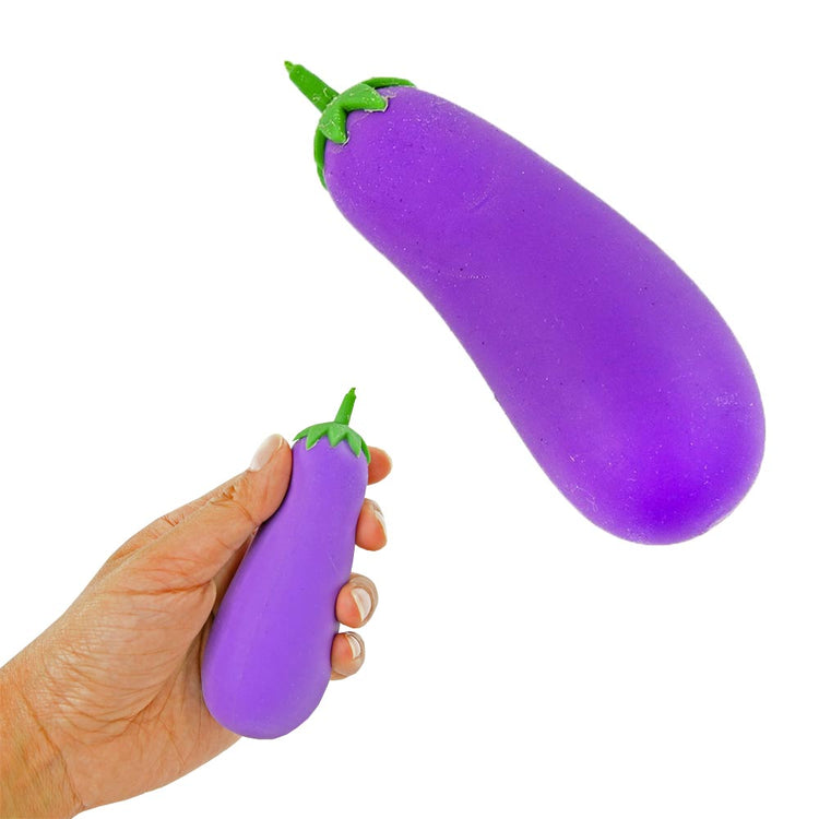 Eine Hand hält einen kleinen, violetten Quetsch-Auberginen-Stressball mit grünem Stiel von www.buyon.at. Eine größere Version desselben Stressballs schwebt neben der Hand vor einem schlichten weißen Hintergrund und eignet sich perfekt zum Stressabbau und sogar als Spielzeug für Kinder.