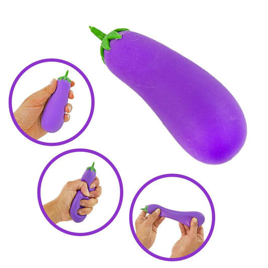 Ein großer, violetter Quetsch-Aubergine-Stressball von www.buyon.at, ideal zum Stressabbau, wird auf der linken Bildseite durch Drücken und Halten in drei verschiedenen kreisförmigen Vertiefungen gezeigt, was seine Flexibilität demonstriert. Die Kappe des Stressballs ist grün.