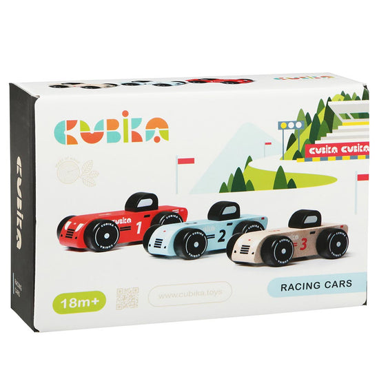 Eine Verkaufsverpackung mit der Aufschrift „Holzspielzeug Racing Cars 3 Stk.“ von www.buyon.at zeigt drei hölzerne Spielzeug-Rennautos in den Farben Rot, Blau und Beige mit den Nummern 1, 2 und 3. Die Verpackung zeigt farbenfrohe Rennstrecken- und Landschaftsgrafiken, was darauf hinweist, dass dieses Kinderspielzeug für Kinder ab 18 Monaten geeignet ist.