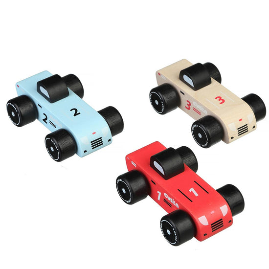 Wir präsentieren die Holzspielzeug Racing Cars 3 Stk. von www.buyon.at, ein Set mit drei Spielzeug-Rennautos in minimalistischem Design. Dieses Rennauto-Set enthält ein hellblaues Auto mit der Nummer 2, ein naturfarbenes Auto mit der Nummer 3 und ein rotes Auto mit der Nummer 1. Jedes Holzauto ist mit schwarzen Rädern und einem schwarzen Cockpit ausgestattet und aus umweltfreundlichem Holz gefertigt.