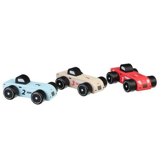 Das Holzspielzeug Racing Cars 3 Stk. Set von www.buyon.at präsentiert drei Spielzeug-Rennautos. Die blauen, beigefarbenen und roten Autos mit den Nummern 2, 3 und 7 haben schwarze Räder und ein minimalistisches Design. Diese Holzautos sind aus umweltfreundlichem Holz gefertigt und eignen sich perfekt für umweltbewusstes Spielen.