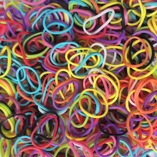 Ein großer Haufen bunter Gummibänder in den Farben Rosa, Blau, Grün, Gelb, Orange, Schwarz und weiteren Farbtönen – ähnlich einem Rainbow Loom Gummibänder-Mix von www.buyon.at –, die in einer chaotischen Anordnung ineinander verschlungen und einander überlappend sind.