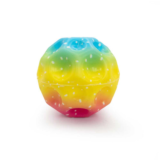 Der Rainbow Mega High-Bounce Ball von www.buyon.at ist ein regenbogenfarbener, strukturierter Ball mit einem Muster aus erhabenen Unebenheiten und Löchern. Er weist einen lebhaften Farbverlauf von Blau oben über Grün und Gelb bis hin zu Rot unten auf und ist mit weißen Punkten auf einem schlichten weißen Hintergrund gesprenkelt.