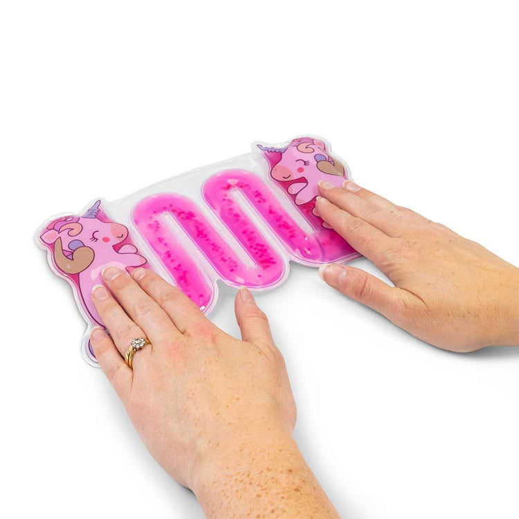 Ein Paar Hände drückt auf das rosa Sensorik Spielzeug Einhorn Pad von www.buyon.at, das auf jeder Seite mit Einhorngesichtern gestaltet ist. Das weiche Pad weist in der Mitte ein wellenförmiges Muster auf, das mit Gel und Glitzer gefüllt ist und ein taktiles Sinneserlebnis bietet. Ideal für Liebhaber von Sensorik Spielzeug und taktiles Spielen.