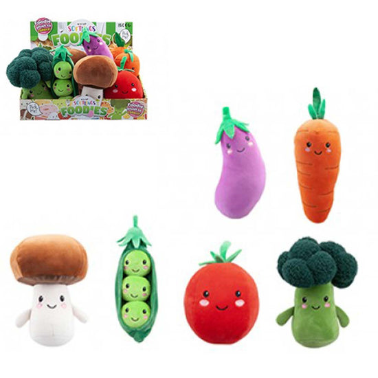 Wir präsentieren die Softlings Veggie-Figuren von www.buyon.at für Ihr Kinderzimmer! Dieses entzückende Set enthält eine Karotte, Brokkoli, Aubergine, Tomate, Pilz und Erbsen in einer Schote, alle mit fröhlich lächelnden Gesichtern. Verpackt in einer farbenfrohen Schachtel mit der Aufschrift „Soft 'n Squeezable Foodies“ misst jede Figur 16 cm.