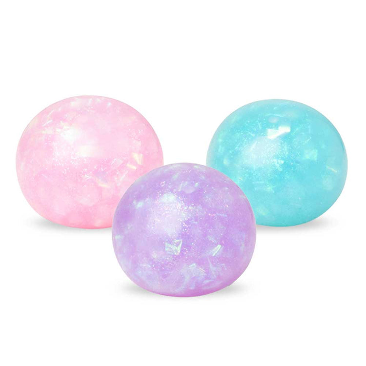 Auf weißem Hintergrund sind drei Sparkly Squish Balls von www.buyon.at abgebildet. Die pastellfarbenen Bälle mit glitzerndem Perlglanz-Finish sind in den Farbtönen Pink, Türkis und Lila erhältlich.