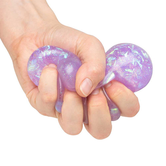 Eine Nahaufnahme einer Hand, die den Sparkly Squish Ball von www.buyon.at drückt. Der Ball wirkt klebrig und dehnbar, und schillernde Glitzer verleihen ihm einen faszinierenden Glitzer-Effekt. Die Hand, die den Ball fest umklammert, zeigt seine matschige Textur und seinen wohltuenden, beruhigenden Effekt.