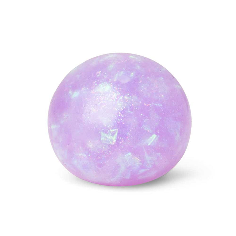 Wir präsentieren den Sparkly Squish Ball von www.buyon.at: einen runden, violetten Ball mit einer glatten und glänzend schillernden Oberfläche. Seinen Glitzereffekt erhält er durch kleine, reflektierende Flecken, die ihm ein auffälliges Funkeln verleihen.