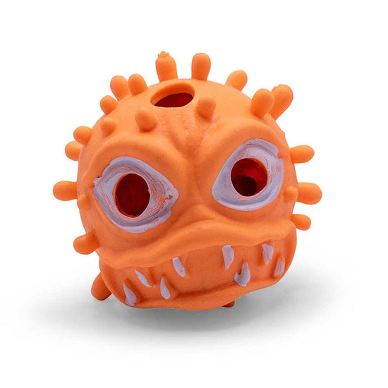 Das Squeeze Monster Face von www.buyon.at ist ein orangefarbenes Hundespielzeug aus Gummi in Form einer stacheligen, bauchigen Kreatur mit großen, roten, hohlen Augen und weißen Reißzähnen. Das Spielzeug hat oben ein rundes Loch und mehrere kurze Vorsprünge auf der Oberfläche. Dieses Spielzeug aus der Squishy Monsters-Reihe hat ein übertriebenes, cartoonhaftes Aussehen, das sich perfekt zum Stressabbau eignet.