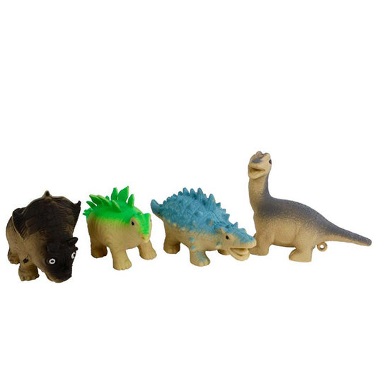 Vier Squeeze Quetsch-Dinos von www.buyon.at sind in einer Reihe aufgestellt. Von links nach rechts sind es ein schwarz-brauner Triceratops, ein grüner Stegosaurus, ein blau-beiger Ankylosaurus und ein grauer Brontosaurus mit langem Hals und Schwanz. Diese Comic-Dinos sind das perfekte Geschenk für Kinder!